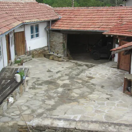 Runya Lodge *