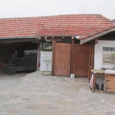 Хостел Runya Lodge *